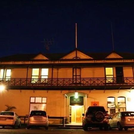 Customhouse Hotel And Backpackers Hostel Nelson Bagian luar foto