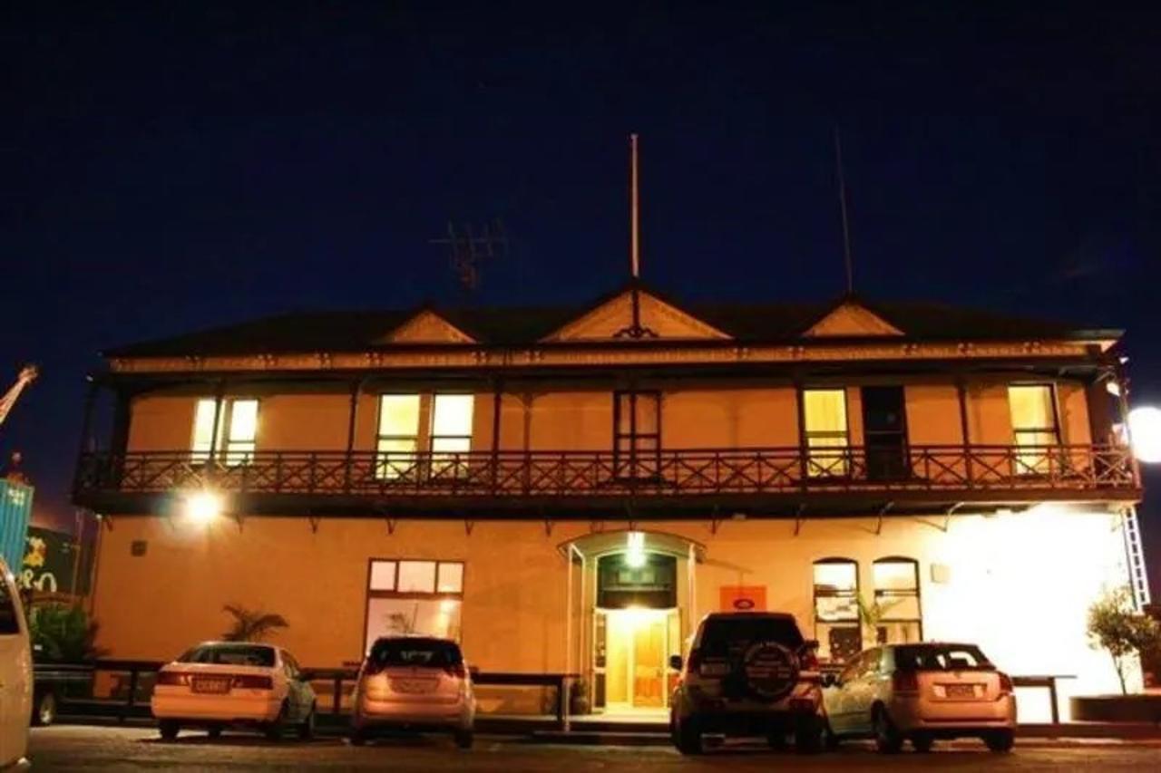 Customhouse Hotel And Backpackers Hostel Nelson Bagian luar foto