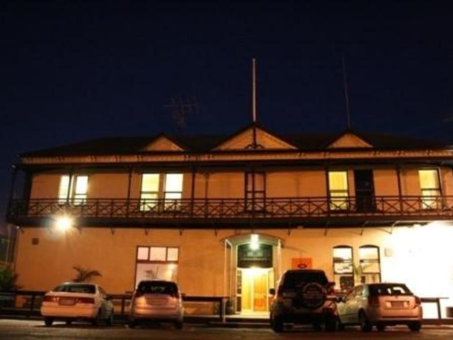 Customhouse Hotel And Backpackers Hostel Nelson Bagian luar foto